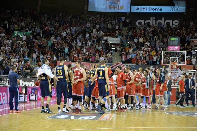 Schlussszene im Audi Dome, 85:73 Sieg fuer den FC Bayern Basketball, FC Bayern Muenchen Basketball vs Alba Berlin, Playoff, Halbfinale, Basketball Bundesliga Saison 2014 2015, Beko BBL,28.05.15