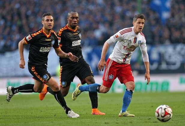 28.05.2015, Fussball Saison 2014 2015, Relegation Hinspiel, Hamburger SV - Karlsruher SC in der IMTECH-Arena Hamburg, v.l. Manuel Torres (Karlsruhe) und Reinhold Yabo (Karlsruhe) gegen Ivo Ilicevic (Hamburg) 