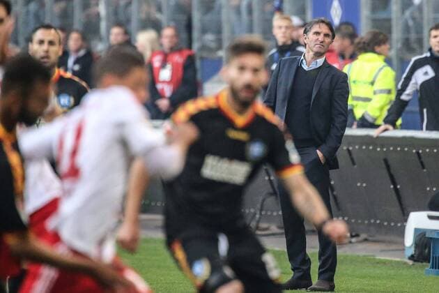 Deutschland, Hamburg , Imtech Arena, Fussball, 1. , 2. Bundesliga, Relegation, Hinspiel, Saison 2014 2015 , Hamburger SV - Karlsruher SC, Trainer Bruno Labbadia( HSV) schaut dem Spiel zu