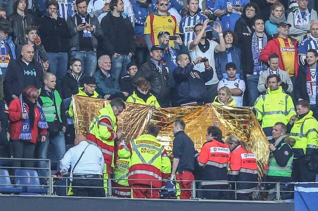 Deutschland, Hamburg , Imtech Arena, Fussball, 1. , 2. Bundesliga, Relegation, Hinspiel, Saison 2014 2015 , Hamburger SV - Karlsruher SC, nahe dem Gästefanblock wurde jemand medizinisch von Sanitätern versorgt
