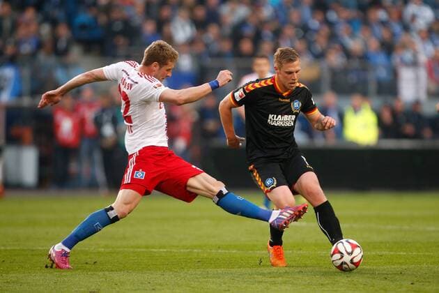 Hamburg, 28. Mai 2015 - Fußball, 1. Bundesliga 2014 15, Relegation, Hamburger SV - Karlsruher SC: Slobodan Rajkovic (Hamburger SV, 32), Rouwen Hennings (Karlsruher SC, 17) (HINWEIS: VERWENDUNG NUR IN DEUTSCHLAND, ÖSTERREICH, SCHWEIZ UND UNGARN - PUBLICATION IN GERMANY, AUSTRIA, SWITZERLAND AND HUNGARY ONLY!) 
