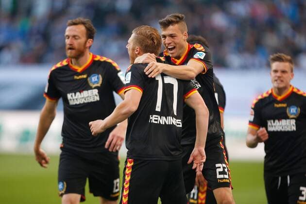 Hamburg, 28. Mai 2015 - Fußball, 1. Bundesliga 2014 15, Relegation, Hamburger SV - Karlsruher SC: Rouwen Hennings (Karlsruher SC, 17) und Jonas Meffert (Karlsruher SC, 23) bejubelt den Treffer zum 0:1 (HINWEIS: VERWENDUNG NUR IN DEUTSCHLAND, ÖSTERREICH, SCHWEIZ UND UNGARN - PUBLICATION IN GERMANY, AUSTRIA, SWITZERLAND AND HUNGARY ONLY!) 