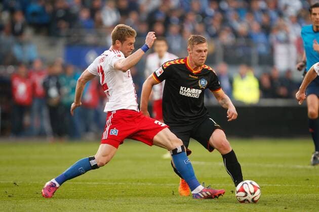 Hamburg, 28. Mai 2015 - Fußball, 1. Bundesliga 2014 15, Relegation, Hamburger SV - Karlsruher SC: Slobodan Rajkovic (Hamburger SV, 32), Rouwen Hennings (Karlsruher SC, 17) (HINWEIS: VERWENDUNG NUR IN DEUTSCHLAND, ÖSTERREICH, SCHWEIZ UND UNGARN - PUBLICATION IN GERMANY, AUSTRIA, SWITZERLAND AND HUNGARY ONLY!) 