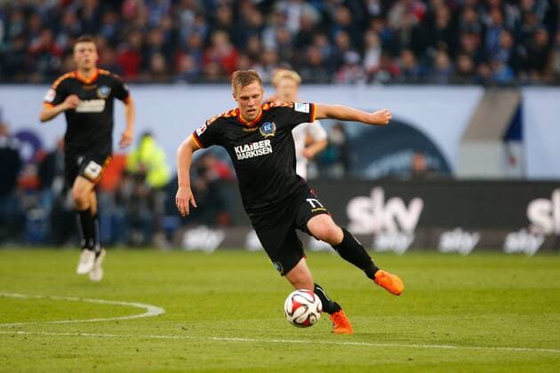 Hamburg, 28. Mai 2015 - Fußball, 1. Bundesliga 2014 15, Relegation, Hamburger SV - Karlsruher SC: Rouwen Hennings (Karlsruher SC, 17) (HINWEIS: VERWENDUNG NUR IN DEUTSCHLAND, ÖSTERREICH, SCHWEIZ UND UNGARN - PUBLICATION IN GERMANY, AUSTRIA, SWITZERLAND AND HUNGARY ONLY!) 
