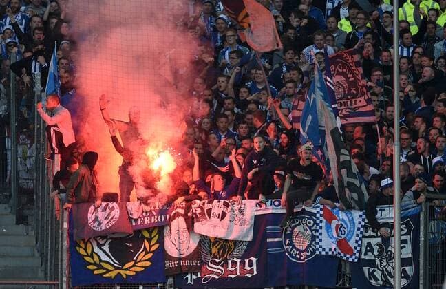 FUSSBALL 1. BUNDESLIGA SAISON 2014 2015 RELEGATION HINSPIEL Hamburger SV - Karlsruher SC 28.05.2015 Fans vom Karslruher SC brennen im eigenen Fanblock Pyrotechnik ab 