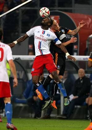 Hamburger SV - Karlsruher SC 1. Fussball Bundesliga Relegations-Hinspiel Saison 2014-2015 Hamburger SV - Karlsruher SC in der Imtech Arena Hamburg v.l.: Johan Djourou (Hamburger SV), Rouwen Hennings (Karlsruher SC)