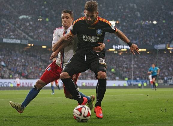 28.05.2015, Fussball Saison 2014 2015, Relegation Hinspiel, Hamburger SV - Karlsruher SC in der IMTECH-Arena Hamburg, v.l. Ivo Ilicevic (Hamburg) gegen Enrico Valentini (Karlsruhe) 