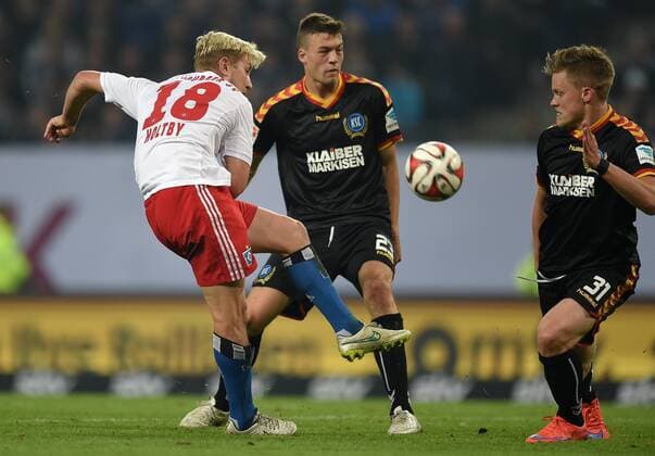 FUSSBALL 1. BUNDESLIGA SAISON 2014 2015 RELEGATION HINSPIEL Hamburger SV - Karlsruher SC 28.05.2015 Lewis Holtby (li, Hamburger SV) gegen Jonas Meffert (Mitte) und Philipp Max (re, beide Karslruher SC) 