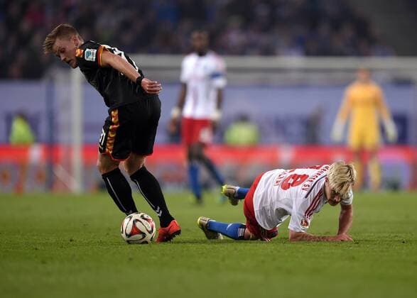 FUSSBALL 1. BUNDESLIGA SAISON 2014 2015 RELEGATION HINSPIEL Hamburger SV - Karlsruher SC 28.05.2015 Philipp Max (li, Karslruher SC) gegen Lewis Holtby (re, Hamburger SV) 