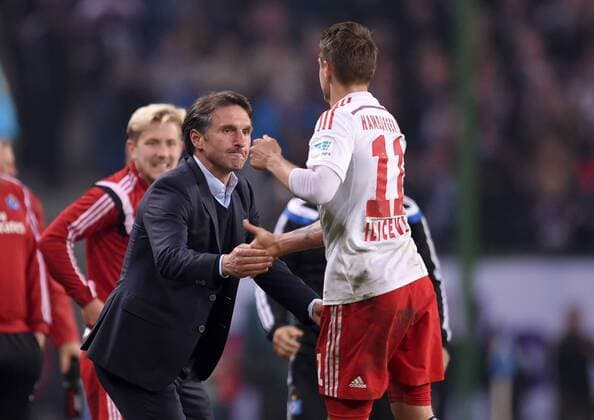 FUSSBALL 1. BUNDESLIGA SAISON 2014 2015 RELEGATION HINSPIEL Hamburger SV - Karlsruher SC 28.05.2015 Ivo Ilicevic (re) bejubelt seinen Treffer zum 1:1 mit Trainer Bruno Labbadia (li, Hamburger SV) 