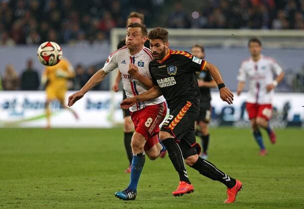 28.05.2015, Fussball Saison 2014 2015, Relegation Hinspiel, Hamburger SV - Karlsruher SC in der IMTECH-Arena Hamburg, v.l. Ivica Olic (Hamburg) gegen Enrico Valentini (Karlsruhe) 