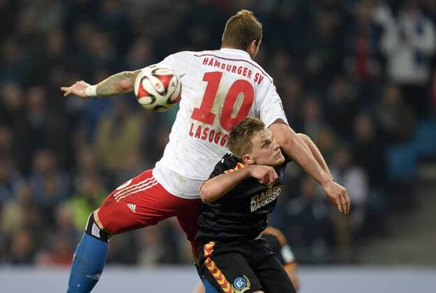 FUSSBALL 1. BUNDESLIGA SAISON 2014 2015 RELEGATION HINSPIEL Hamburger SV - Karlsruher SC 28.05.2015 Pierre-Michel Lasogga (li, Hamburger SV) gegen Philipp Max (re, Karslruher SC) 