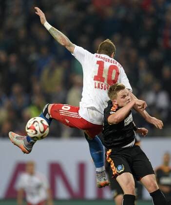 FUSSBALL 1. BUNDESLIGA SAISON 2014 2015 RELEGATION HINSPIEL Hamburger SV - Karlsruher SC 28.05.2015 Pierre-Michel Lasogga (li, Hamburger SV) gegen Philipp Max (re, Karslruher SC) 