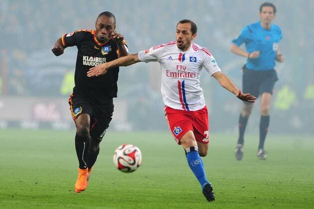 Fussball 1. Bundesliga Relegation Hamburger SV - Karlsruher SC am 28.05.2015 in der Imtech Arena in Hamburg Reinhold Yabo ( Karlsruhe ), links - Marcelo Diaz ( Hamburg ), rechts
