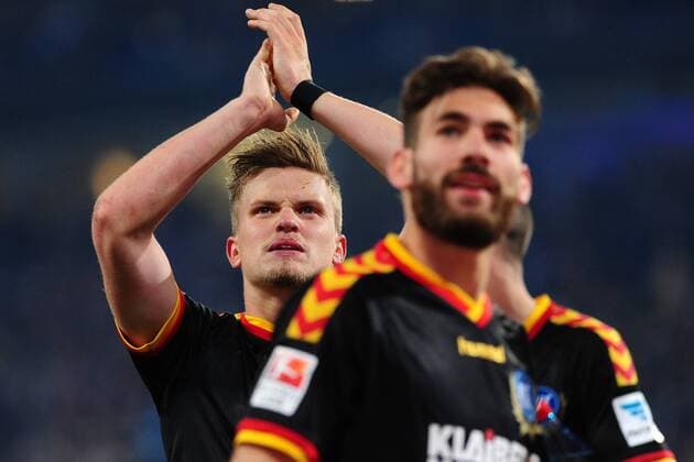 Fussball 1. Bundesliga Relegation Hamburger SV - Karlsruher SC am 28.05.2015 in der Imtech Arena in Hamburg Philipp Max ( Karlsruhe ), hinten - nach dem Spiel