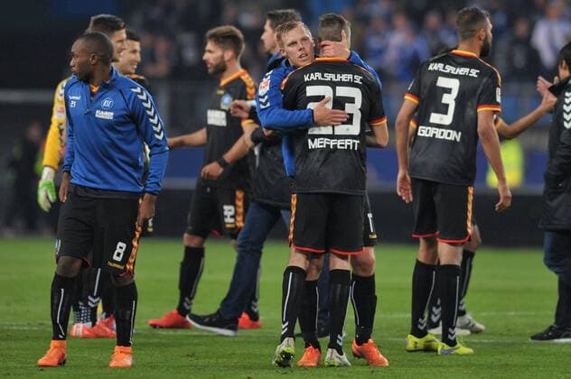 GER, 1.FBL, Relegation, Hinspiel, Hamburger SV vs Karsruher SC 28.05.2015, Imtech Arena, Hamburg, GER, 1. FBL, Relegation, Hinspiel, Hamburger SV Karlsruher SC, im Bild die Karlsruher Mannschaft enttaeuscht nach dem Spiel nordphotoxWitke