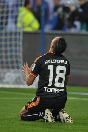 GER, 1.FBL, Relegation, Hinspiel, Hamburger SV vs Karsruher SC 28.05.2015, Imtech Arena, Hamburg, GER, 1. FBL, Relegation, Hinspiel, Hamburger SV Karlsruher SC, im Bild Manuel Torres (Karlsruhe 18) schaut verzweifelt in den Himmel nordphotoxWitke