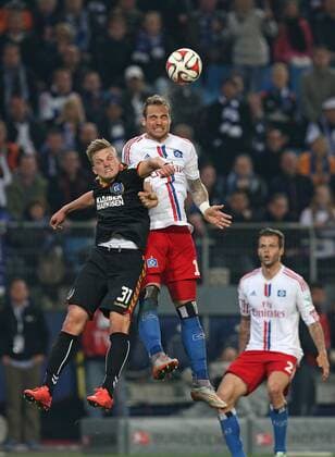 28.05.2015, Fussball Saison 2014 2015, Relegation Hinspiel, Hamburger SV - Karlsruher SC in der IMTECH-Arena Hamburg, v.l. Philipp Max (Karlsruhe) gegen Pierre-Michel Lasogga (Hamburg) 