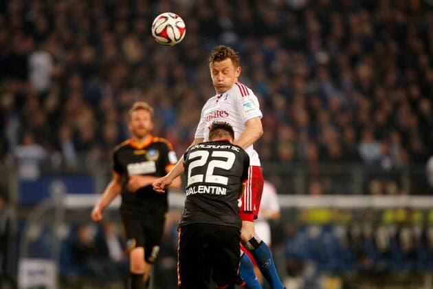 Hamburg, 28. Mai 2015 - Fußball, 1. Bundesliga 2014 15, Relegation, Hamburger SV - Karlsruher SC: Ivica Olic (Hamburger SV, 8), Enrico Valentini (Karlsruher SC, 22) (HINWEIS: VERWENDUNG NUR IN DEUTSCHLAND, ÖSTERREICH, SCHWEIZ UND UNGARN - PUBLICATION IN GERMANY, AUSTRIA, SWITZERLAND AND HUNGARY ONLY!) 