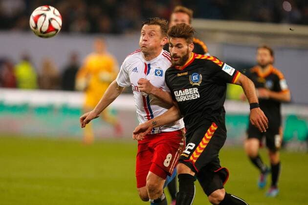 Hamburg, 28. Mai 2015 - Fußball, 1. Bundesliga 2014 15, Relegation, Hamburger SV - Karlsruher SC: Ivica Olic (Hamburger SV, 8), Enrico Valentini (Karlsruher SC, 22) (HINWEIS: VERWENDUNG NUR IN DEUTSCHLAND, ÖSTERREICH, SCHWEIZ UND UNGARN - PUBLICATION IN GERMANY, AUSTRIA, SWITZERLAND AND HUNGARY ONLY!) 