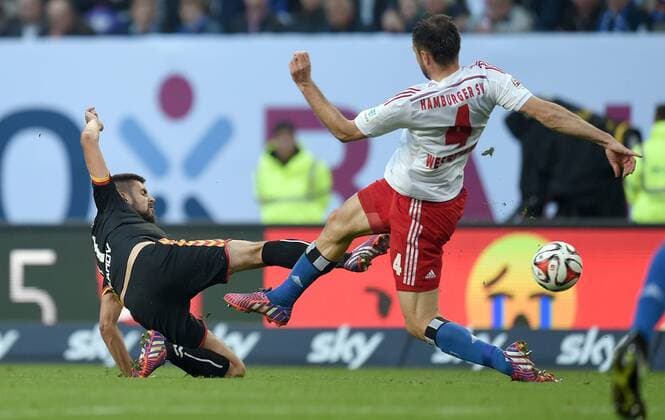 FUSSBALL 1. BUNDESLIGA SAISON 2014 2015 RELEGATION HINSPIEL Hamburger SV - Karlsruher SC 28.05.2015 Dimitrij Nazarov (li, Karslruher SC) gegen Heiko Westermann (re, Hamburger SV) 