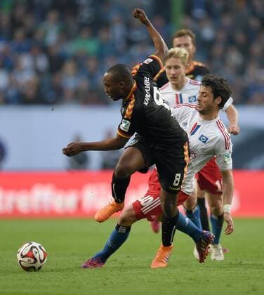 FUSSBALL 1. BUNDESLIGA SAISON 2014 2015 RELEGATION HINSPIEL Hamburger SV - Karlsruher SC 28.05.2015 Reinhold Yabo (li, Karslruher SC) gegen Gojko Kacar (re, Hamburger SV) 