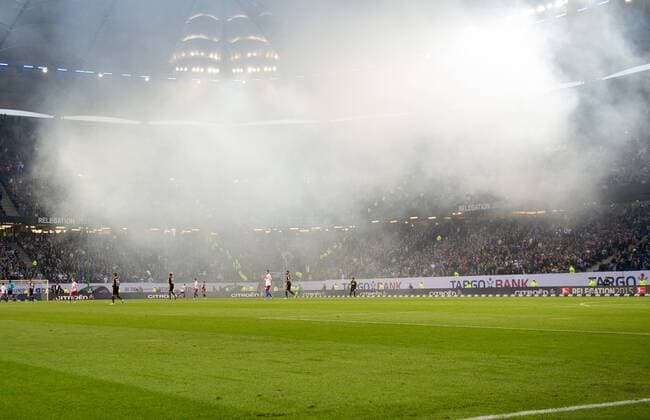 FUSSBALL 1. BUNDESLIGA SAISON 2014 2015 RELEGATION HINSPIEL Hamburger SV - Karlsruher SC 28.05.2015 KSC Fans zuenden immer wieder Pyrotechnik 