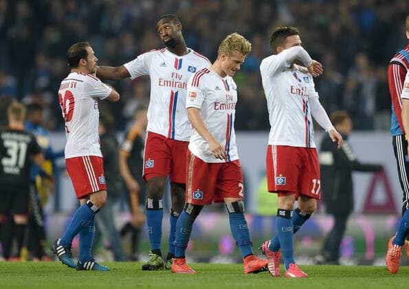 FUSSBALL 1. BUNDESLIGA SAISON 2014 2015 RELEGATION HINSPIEL Hamburger SV - Karlsruher SC 28.05.2015 Marcelo Diaz, Johan Djourou, Matthias Ostrzolek und Zoltan Stieber (v.l., alle Hamburger SV) wirken nach dem Abpfiff nicht ganz zufrieden 