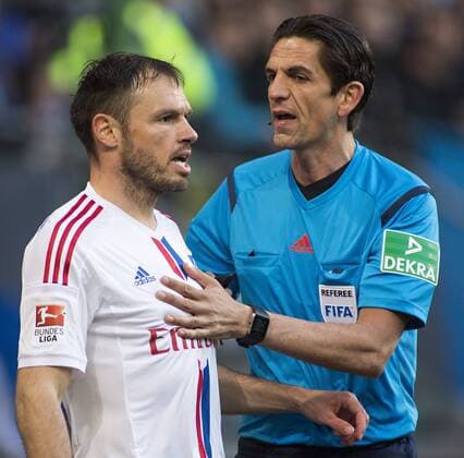 Heiko Westermann (HSV), SR Deniz Aytekin (Oberasbach) 28.05.2015, Hamburg, Hamburger SV vs. Karlsruher SC Â