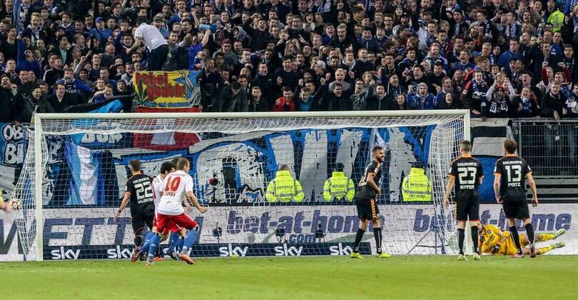 Deutschland, Hamburg , Imtech Arena, Fussball, 1. , 2. Bundesliga, Relegation, Hinspiel, Saison 2014 2015 , Hamburger SV - Karlsruher SC, Ivo Ilicevic(nicht im Bild HSV) trifft gegen Torwart Dirk Orlishausen (KSC) zum 1:1