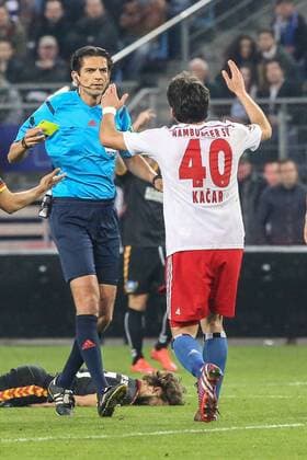 Deutschland, Hamburg , Imtech Arena, Fussball, 1. , 2. Bundesliga, Relegation, Hinspiel, Saison 2014 2015 , Hamburger SV - Karlsruher SC, Schiedsrichter Denis Bytekin zeigt Gojko Kacar( HSV) die Gelbe Karte, somit ist er im Rückspiel gesperrt