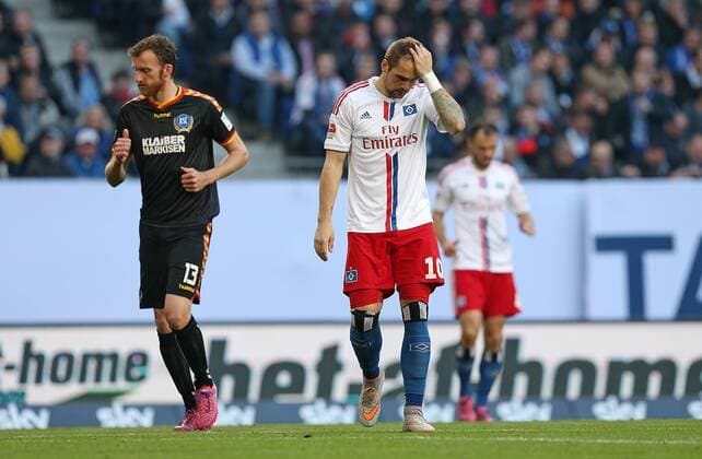 28.05.2015, Fussball Saison 2014 2015, Relegation Hinspiel, Hamburger SV - Karlsruher SC in der IMTECH-Arena Hamburg, enttäuscht v.l. Dominic Peitz (Karlsruhe) und Pierre-Michel Lasogga (Hamburg) 