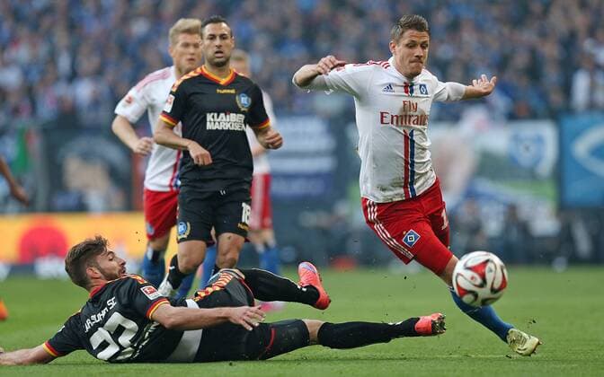 28.05.2015, Fussball Saison 2014 2015, Relegation Hinspiel, Hamburger SV - Karlsruher SC in der IMTECH-Arena Hamburg, v.l. Enrico Valentini (Karlsruhe) gegen Ivo Ilicevic (Hamburg) 