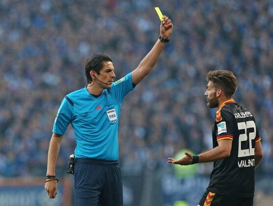 28.05.2015, Fussball Saison 2014 2015, Relegation Hinspiel, Hamburger SV - Karlsruher SC in der IMTECH-Arena Hamburg, v.l. Schiedsrichter Deniz Aytekin zeigt Enrico Valentini (Karlsruhe) die gelbe Karte 