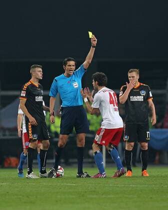 28.05.2015, Fussball Saison 2014 2015, Relegation Hinspiel, Hamburger SV - Karlsruher SC in der IMTECH-Arena Hamburg, v.l. Jonas Meffert (Karlsruhe) , Schiedsrichter Deniz Aytekin zeigt Gojko Kacar (Hamburg) die gelbe Karte , Rouwen Hennings (Karlsruhe) 