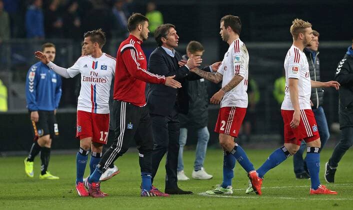 28.05.2015, Fussball Saison 2014 2015, Relegation Hinspiel, Hamburger SV - Karlsruher SC in der IMTECH-Arena Hamburg, enttäuscht v.l. Zoltan Stieber (Hamburg) , Heiko Westermann (Hamburg) , Trainer Bruno Labbadia (Hamburg) , Dennis Diekmeier (Hamburg) und Maximilian Beister (Hamburg) 