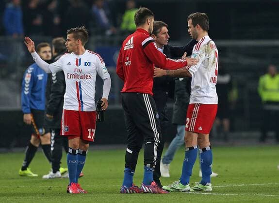 28.05.2015, Fussball Saison 2014 2015, Relegation Hinspiel, Hamburger SV - Karlsruher SC in der IMTECH-Arena Hamburg, enttäuscht v.l. Zoltan Stieber (Hamburg) , Heiko Westermann (Hamburg) , Trainer Bruno Labbadia (Hamburg) und Dennis Diekmeier (Hamburg) 