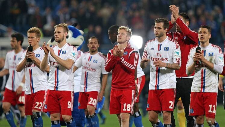 28.05.2015, Fussball Saison 2014 2015, Relegation Hinspiel, Hamburger SV - Karlsruher SC in der IMTECH-Arena Hamburg, enttäuscht gehen die Hamburger nach Abpfiff zusammen vom Platz , v.l. Matthias Ostrzolek (Hamburg) , Maximilian Beister (Hamburg) , Lewis Holtby (Hamburg) , Dennis Diekmeier (Hamburg) und Ivo Ilicevic (Hamburg) 