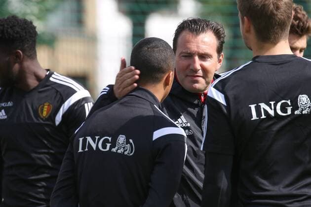 Aktuell Fußball, Training Nationalteam Belgien mit Marc Wilmots - KNOKKE-HEIST, BELGIUM: Belgium s Youri Tielemans and Belgium s head coach Marc Wilmots pictured during a training session on the second day of the training camp of Belgian national soccer team The Red Devils in Knokke-Heist, Friday 29 May 2015. The Devils are preparing for a friendly game against France and a Euro 2016 qualification game against Wales. BRUNOxFAHY  x04632937x