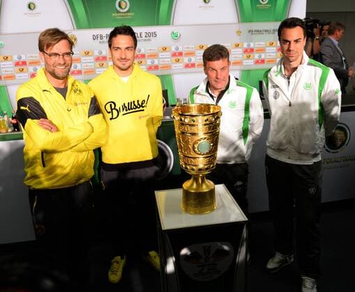 Fussball, Herren, DFB-Pokal, Saison 2014 15, Pressekonferenz zum 72. Finale um den DFB-Pokal zwischen Borussia Dortmund und dem VfL Wolfsburg, v. l. Trainer Jürgen Klopp (Borussia Dortmund), Mats Hummels (Borussia Dortmund), Trainer Dieter Hecking (Wolfsburg), Torwart Diego Benaglio (Wolfsburg), 29.05. 2015,