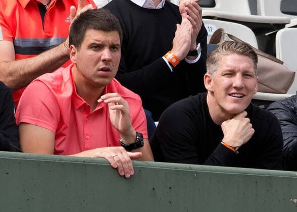 Team Ana Ivanovic (SRB) in der Spielerloge, L-R. Fitness Trainer Zlatko Novkovic und Freund Bastian Schweinsteiger, Tennis - French Open 2015 - Grand Slam ITF ATP Tennis Herren WTA Tennis Damen - Roland Garros - Paris - - France - 29 May 2015.