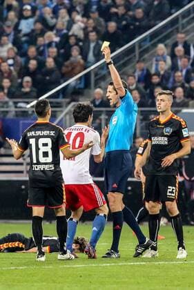 Deutschland, Hamburg , Imtech Arena, Fussball, 1. , 2. Bundesliga, Relegation, Hinspiel, Saison 2014 2015 , Hamburger SV - Karlsruher SC, Schiedsrichter Denis Aytekin zeigt Gojko Kacar( HSV) die Gelbe Karte, somit ist er im Rückspiel gesperrt
