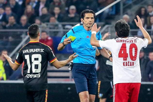 Deutschland, Hamburg , Imtech Arena, Fussball, 1. , 2. Bundesliga, Relegation, Hinspiel, Saison 2014 2015 , Hamburger SV - Karlsruher SC, Schiedsrichter Denis Aytekin zeigt Gojko Kacar( HSV) die Gelbe Karte, somit ist er im Rückspiel gesperrt