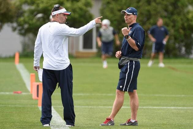 May 29, 2015 - Foxborough, Mass. - New England Patritos offensive coordinator Josh McDaniels (left) and receivers coach Chad O Shea (right) talk during the team s organized activities at Gillette Stadium in Foxborough Mass. Eric Canha CSM NFL American Football Herren USA 2015: Patriots Organized Team Activity MAY 29 - ZUMAc04_