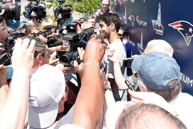May 29, 2015 - Foxborough, Mass. - New England Patriots quarterback Jimmy Garoppolo (10) is swarmed by media at the team s organized activities at Gillette Stadium in Foxborough Mass. Eric Canha CSM NFL American Football Herren USA 2015: Patriots Organized Team Activity MAY 29 - ZUMAc04_