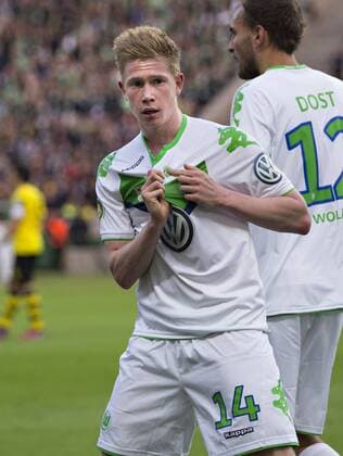 Berlin, 30.05.2015, Olympiastadion Torjubel: Kevin de Bruyne (Wolfsburg) gedenkt Junior Malanda (Wolfsburg) Borussia Dortmund - VfL Wolfsburg