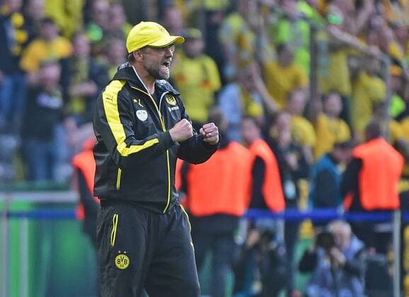 Fußball, DFB-Pokalfinale 2014 2015, Borussia Dortmund - VfL Wolfsburg 30.05.2015, xjhx, Fussball DFB-Pokal, VfL Wolfsburg - Borussia Dortmund, v.l. Trainer Juergen Klopp (Borussia Dortmund) gibt Anweisungen, gestikuliert, mit den Armen gestikulieren gives instructions, gesticulate.