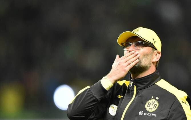 Fußball, DFB-Pokalfinale 2014 2015, Borussia Dortmund - VfL Wolfsburg Trainer Jürgen Klopp BVB Borussia Dortmund bedankt sich bei Zuschauern Dortmunder Fans Publikum per Handkuss DFB Pokalfinale BVB Borussia Dortmund gegen VfL Wolfsburg (1:3) Fußball Herren GER DFB-Pokal Finale Saison 2014 2015 Berlin Olympiastadion 30.05.2015 DFB Pokalfinale BVB Borussia Dortmund gegen VfL Wolfsburg