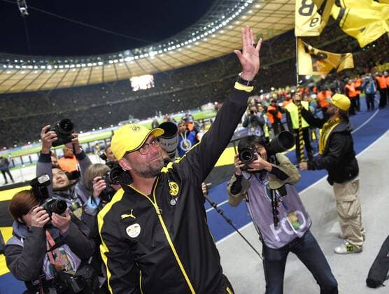 Fußball, DFB-Pokalfinale 2014 2015, Borussia Dortmund - VfL Wolfsburg 30.05.2015, Fussball DFB-Pokal 2014 15, Finale im Olympiastadion in Berlin, Borussia Dortmund - VfL Wolfsburg, Trainer Jürgen Klopp (Dortmund) verabschiedet sich von seinen Fans. 