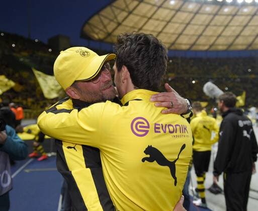 Fußball, DFB-Pokalfinale 2014 2015, Borussia Dortmund - VfL Wolfsburg 30.05.2015, Fussball DFB-Pokal 2014 15, Finale im Olympiastadion in Berlin, Borussia Dortmund - VfL Wolfsburg, Trainer Jürgen Klopp (li, Dortmund) verabschiedet sich von Mats Hummels (Dortmund) . 